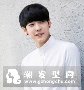 适合白衬衫的暖男发型 自然简约非常显男生气质