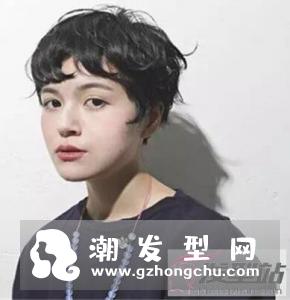 黑色短卷发怎样不老气 不染发也照样年轻显仙气