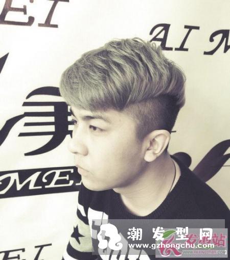 男生两边剃掉中间留长的发型大全