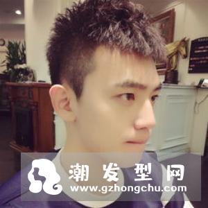 男生两边剃掉中间留长发型 时尚阳光造型塑造超帅型男