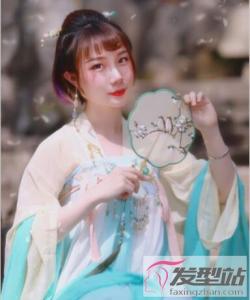 戴上发饰穿上汉服,有着与众不同的小清新