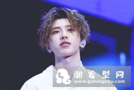 蔡徐坤新发型叫什么 头发是什么颜色