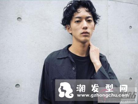 看完日本男生的卷发就别再犹豫！指名这样烫一定没问题