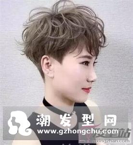 纹理烫是经典的烫发发型之一,头发的弯曲弧度介于直发与卷发之间
