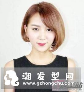 两边不对称短发发型 半脸遮掩增添神秘感