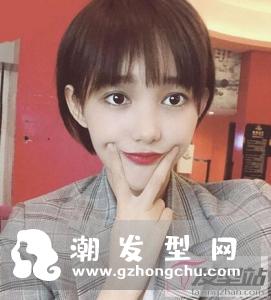 越来越多的女生剪去心爱的长发,换上了清爽干练的短发