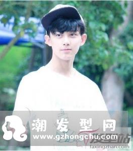 发型男学生帅气短发 洋溢校园青春气息　