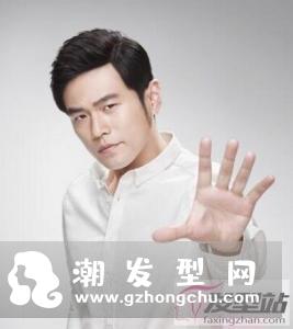 适合白衬衫的暖男发型 自然简约非常显男生气质
