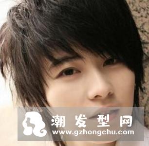 男生剃两边留中间发型短发 两边剃短中间厚很阳光帅气