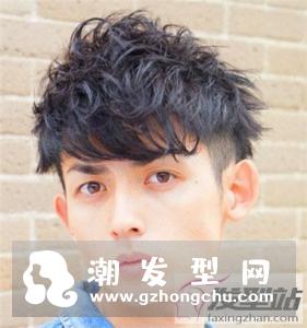 纹理烫短发侧面头发剃得很轻薄