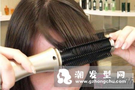 电热卷发梳怎么用图解 做好看发型再也不怕被电卷棒烫手了