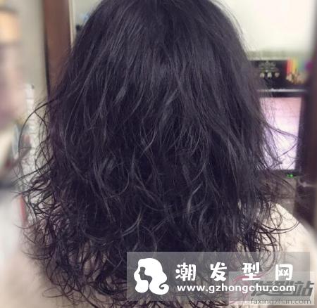 头发出油的原因以及如何防治