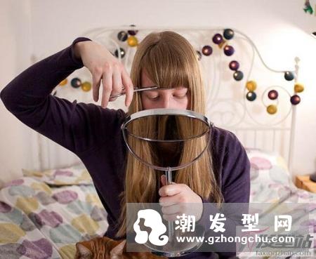 自己在家怎么剪刘海 发型师教你避免踩中修剪刘海地雷！