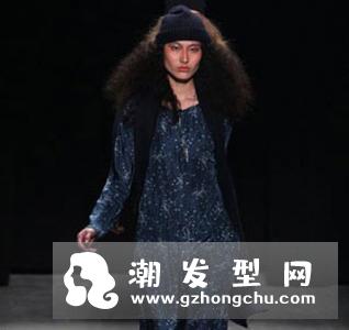 王诗晴发型图片 一头长发好冷艳