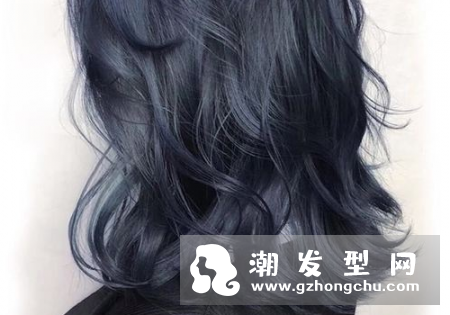 蓝黑色头发在阳光下是什么颜色 越洗越蓝还是越洗越黑