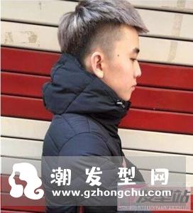 四周头发剃短,头顶部头发修剪整齐,看上去形状类似于一颗瓜子,吸睛又独特