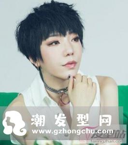 女生黑色短发很适合年轻女生,长长的刘海更是俏皮又减龄
