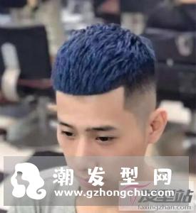 四周头发剃短,头顶部头发修剪整齐,看上去形状类似于一颗瓜子,吸睛又独特