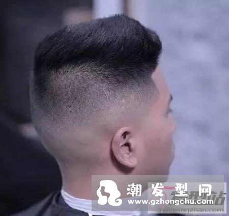 两边剃掉中间厚发型男 超级精神帅气打理还简单