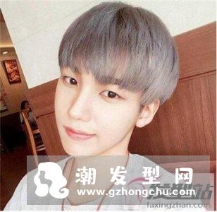 短发烫直后显得整齐利落很适合男生尝试