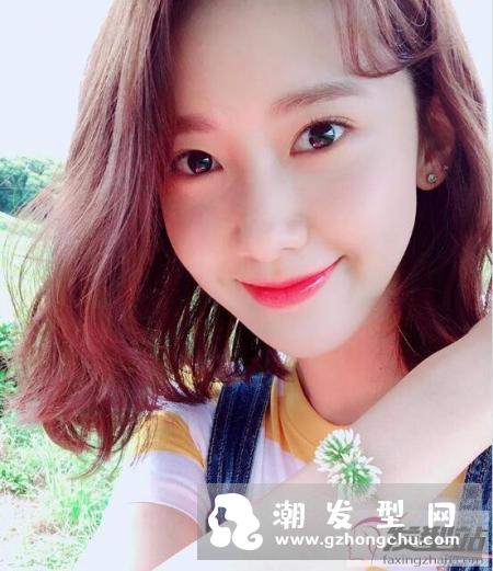 齐肩凌乱微烫发型图片 蓬松微卷的锁骨LOB超显女人味