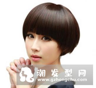 精灵短发露耳设计更是倍增几分清爽利落