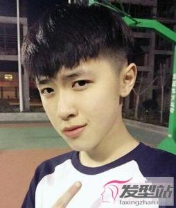 两边剃不规则短发服务至上美丽供应