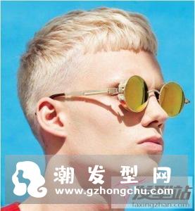 2019年必火的男士发型 两边剃短中间留长准没错