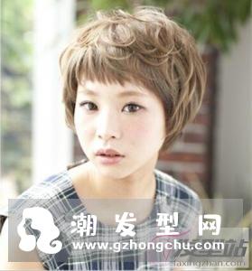 纹理烫是经典的烫发发型之一,头发的弯曲弧度介于直发与卷发之间