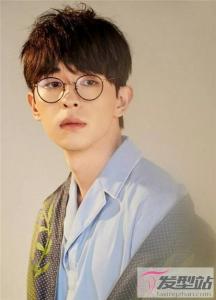 戴眼镜的男生发型 文艺范吸睛又显帅气