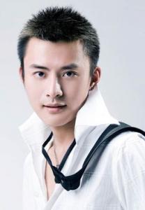 穿上白色t恤让高中男生更青春