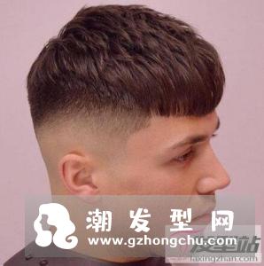 短直发小盖头,弧形刘海俏皮又减龄,很适合年轻男生尝试