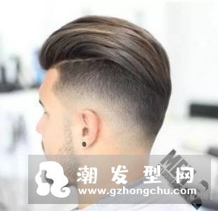 细软发贴在头皮上,不但整个人看起来很没精神,又好像没洗头一样,明明昨天就有洗