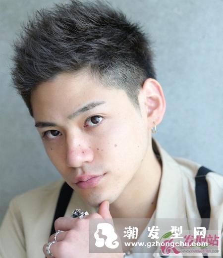 男生两边剪短刘海向上翘的发型图片
