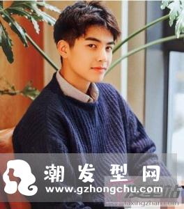 穿上白色t恤让高中男生更青春