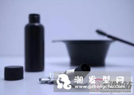 染发前要注意什么哪些人不适合染发？女子染发操作失败后被剃光头住院！