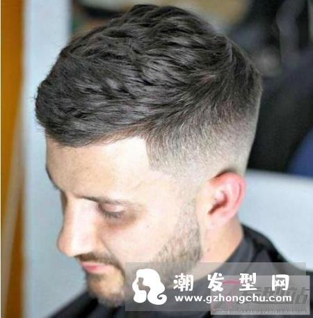 男士寸头变奏版Textured Crop发型 比一般短发更多岀了侧层清爽易打理