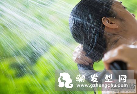 女生的正确的洗发方法 选对方法就是护发的关键