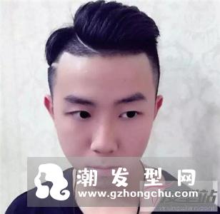 个性男士一道杠发型 两侧铲短雕刻好时尚
