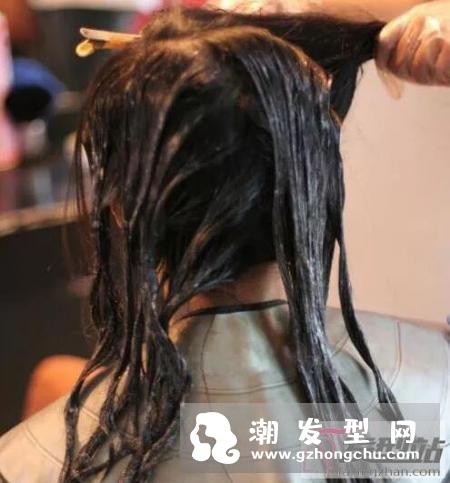 染发前要注意什么哪些人不适合染发？女子染发操作失败后被剃光头住院！