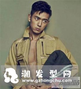 男生剃两边留中间发型短发 两边剃短中间厚很阳光帅气