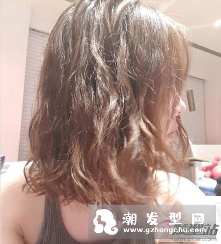 齐肩凌乱微烫发型图片 蓬松微卷的锁骨LOB超显女人味