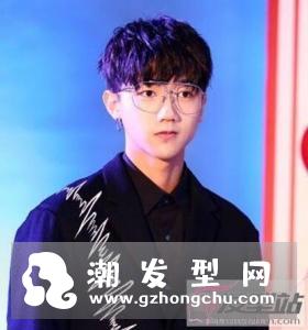 中学生男生发型 做超人气时尚帅气学长