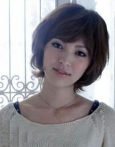 女生中分短发烫发 优雅大方显御姐范