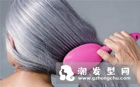 头皮出油还有臭味怎么办 学会居家头皮护理让你远离臭头尴尬