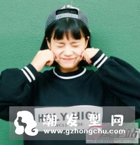 女生黑色短发很适合年轻女生,长长的刘海更是俏皮又减龄