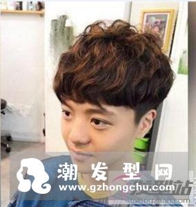 纹理烫短发侧面头发剃得很轻薄