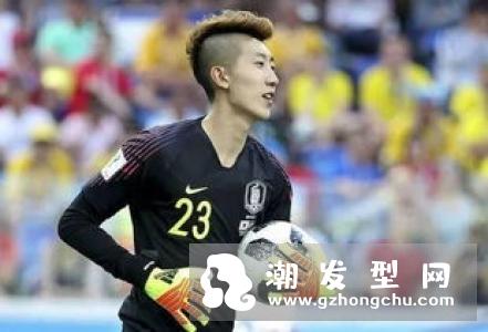 男生短发精神帅气发型 世界杯两边剃掉中间留长火到不行