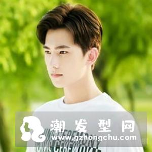 男生发带发型短发修剪得颇为轻盈