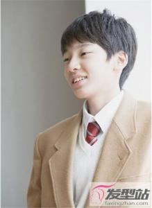 高中男生的发质柔软顺滑,简约的造型搭配衬衫,清新帅气